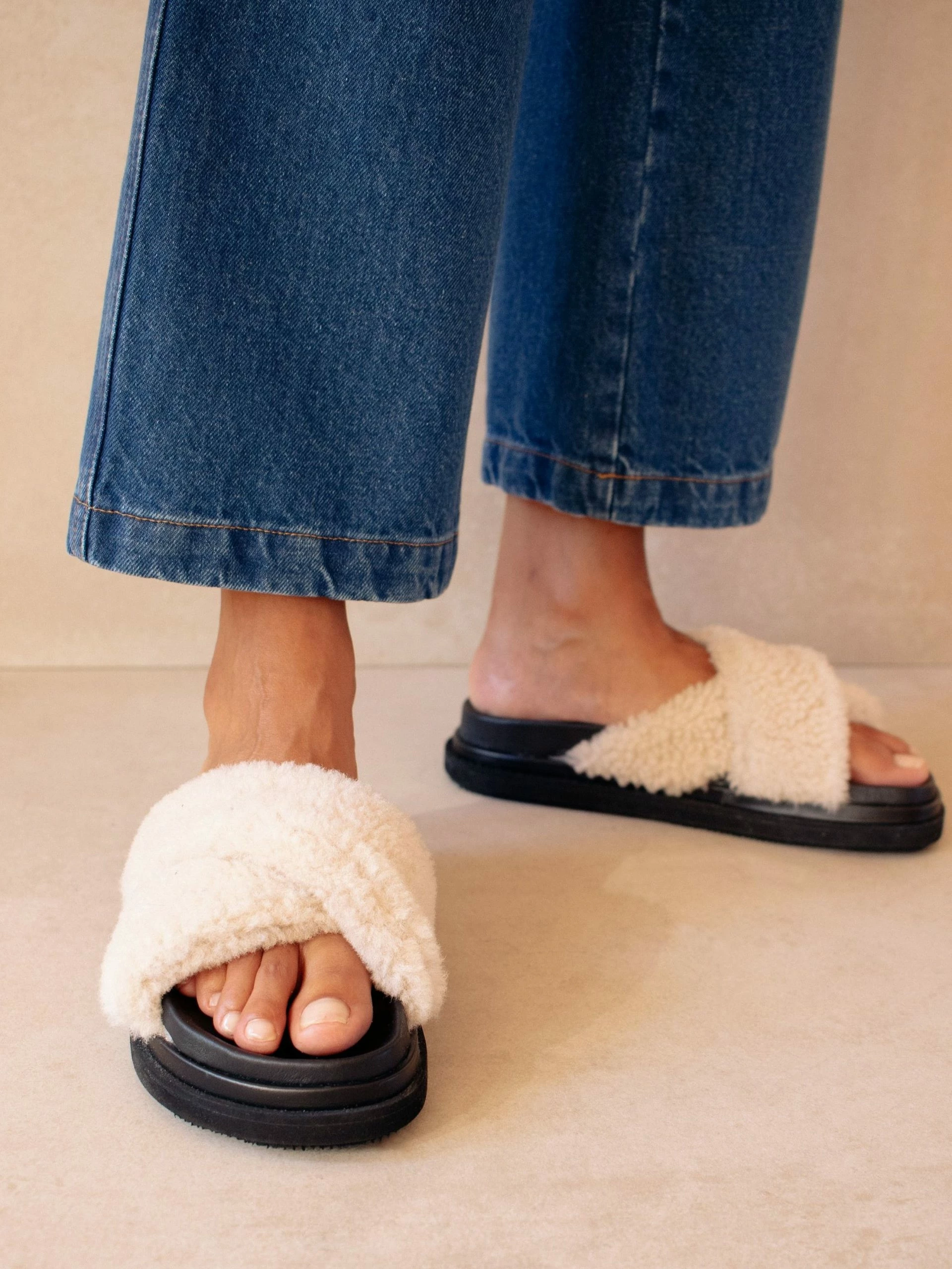 ALOHAS Cloud Black Slipper - Image 7