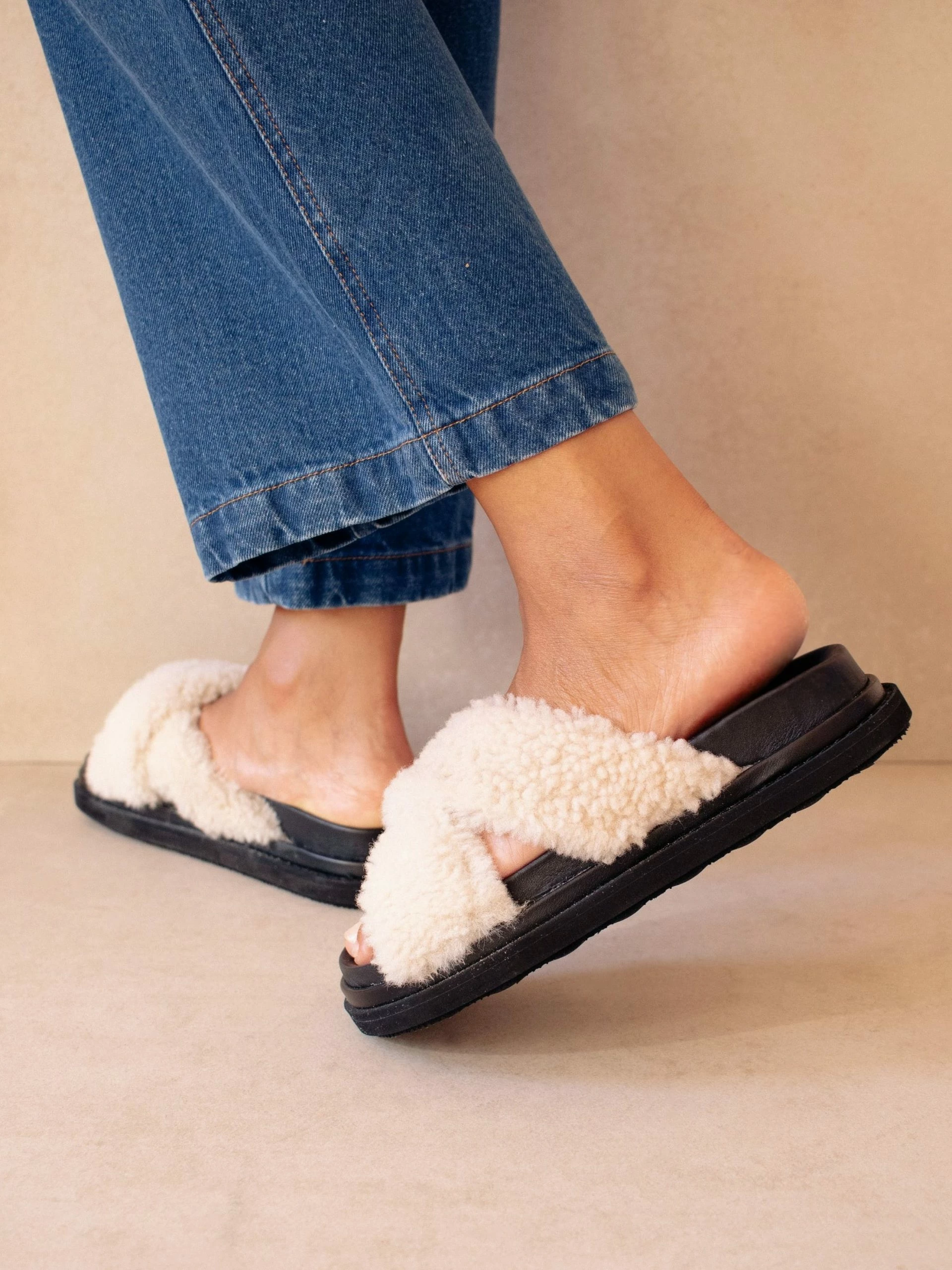 ALOHAS Cloud Black Slipper - Image 2