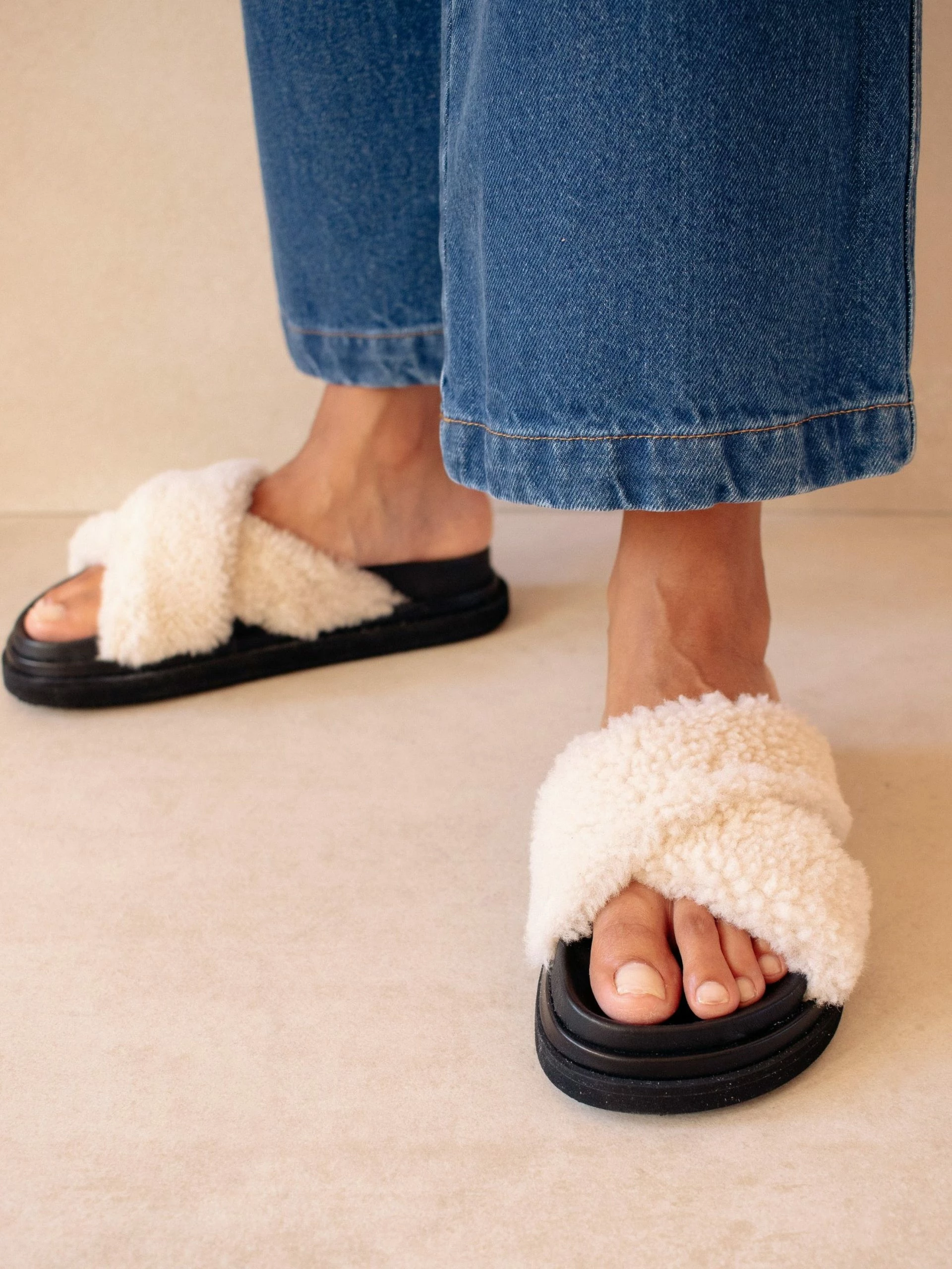 ALOHAS Cloud Black Slipper