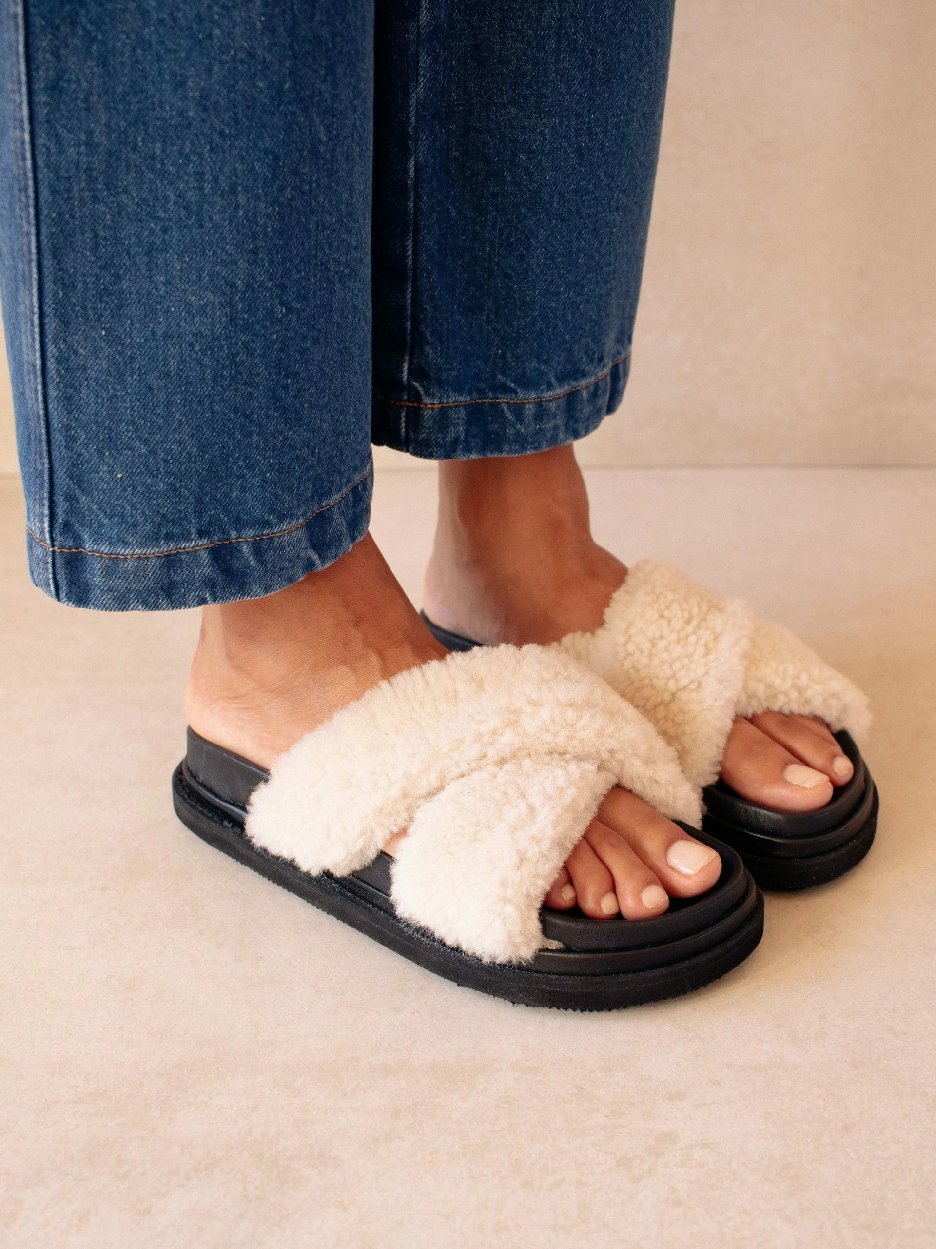ALOHAS Cloud Black Slipper - Image 4