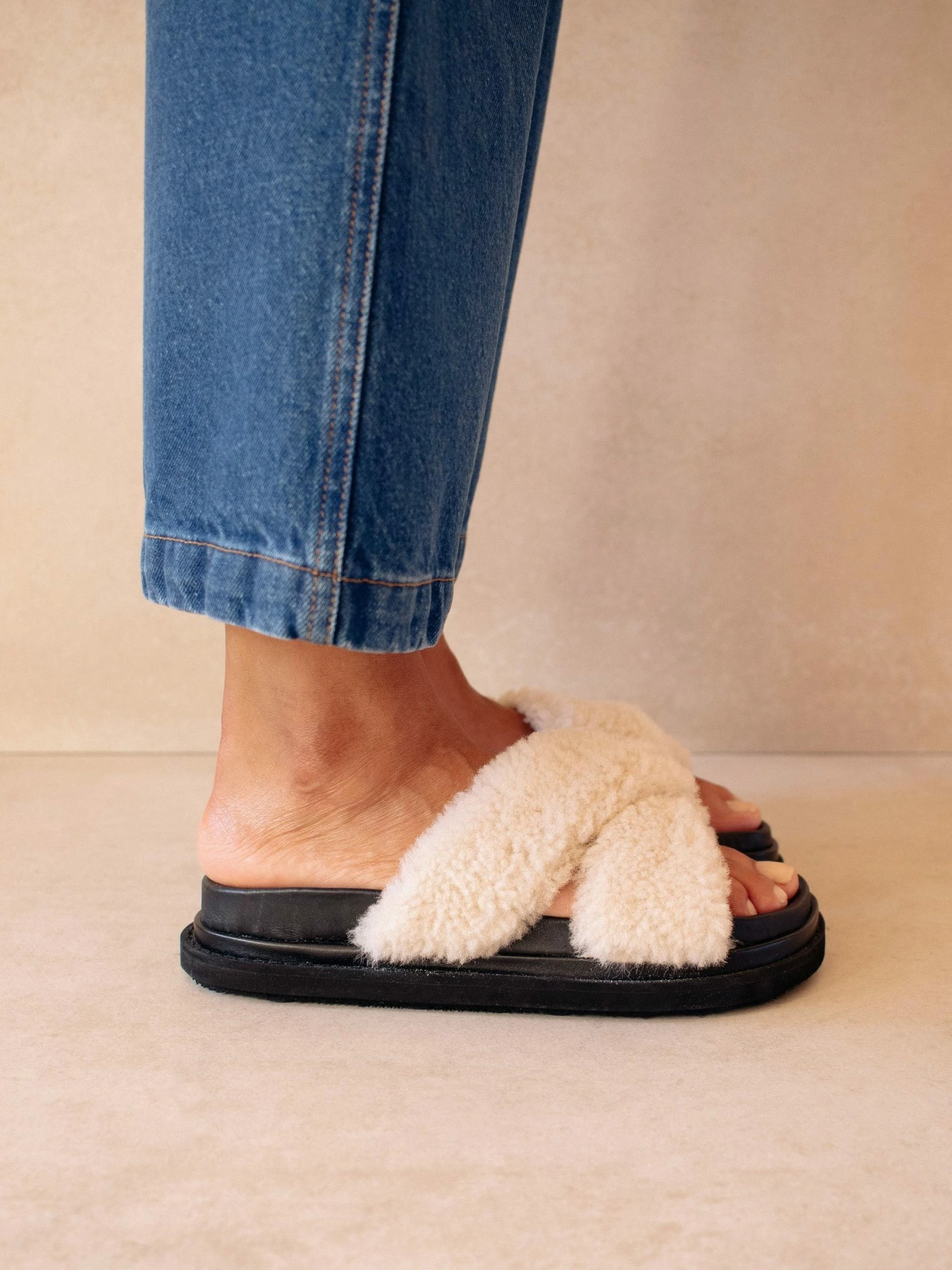 ALOHAS Cloud Black Slipper - Image 6