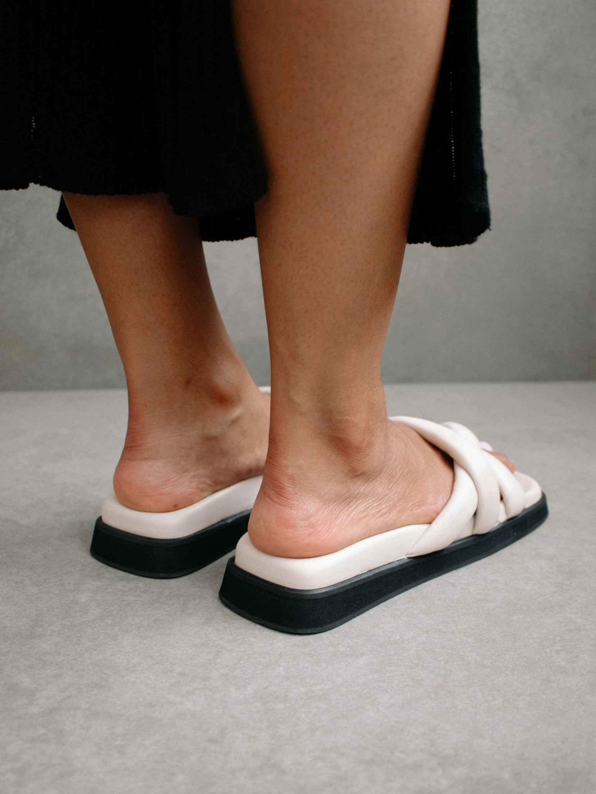 ALOHAS Slip On Cross - Image 7