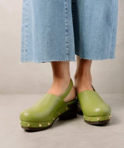 ALOHAS Vinyl Leather Clogs